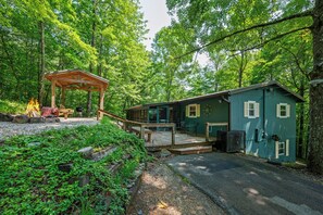 A cabin with a porch, a fire pit, and a deck. - Perfect mountain cottage ☎ Fire pit ☎ Gas Fireplace ☎ Screened Porch ☎ Secluded (Townsend)
