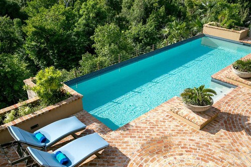Francis Bay Estate: Luxury Villa! Pool! Walk To The Beach!