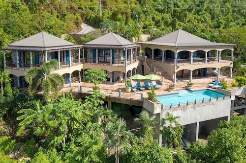 Francis Bay Estate: Luxury Villa! Pool! Walk To The Beach!