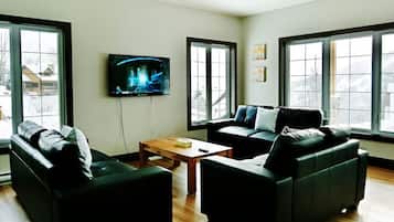 电视、壁炉、桌上足球、立体声音响