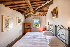 7 chambres, bureau, fer et planche à repasser, lit de bébé portatif