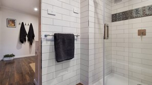 Shower, free toiletries - Viola @ Hepburn Springs (Hepburn Springs)
