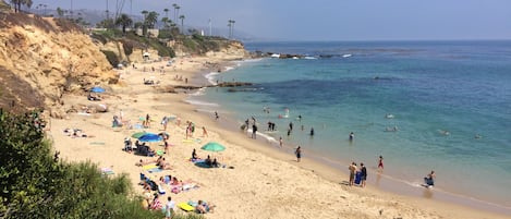 Playa en los alrededores, camastros y toallas de playa 