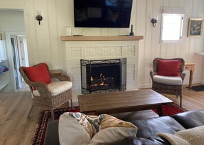 Älytelevisio, takka, kirjoja