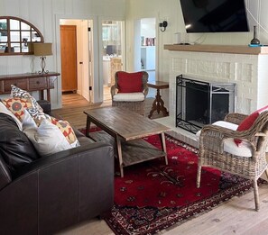 Smart TV, chimenea y libros 
