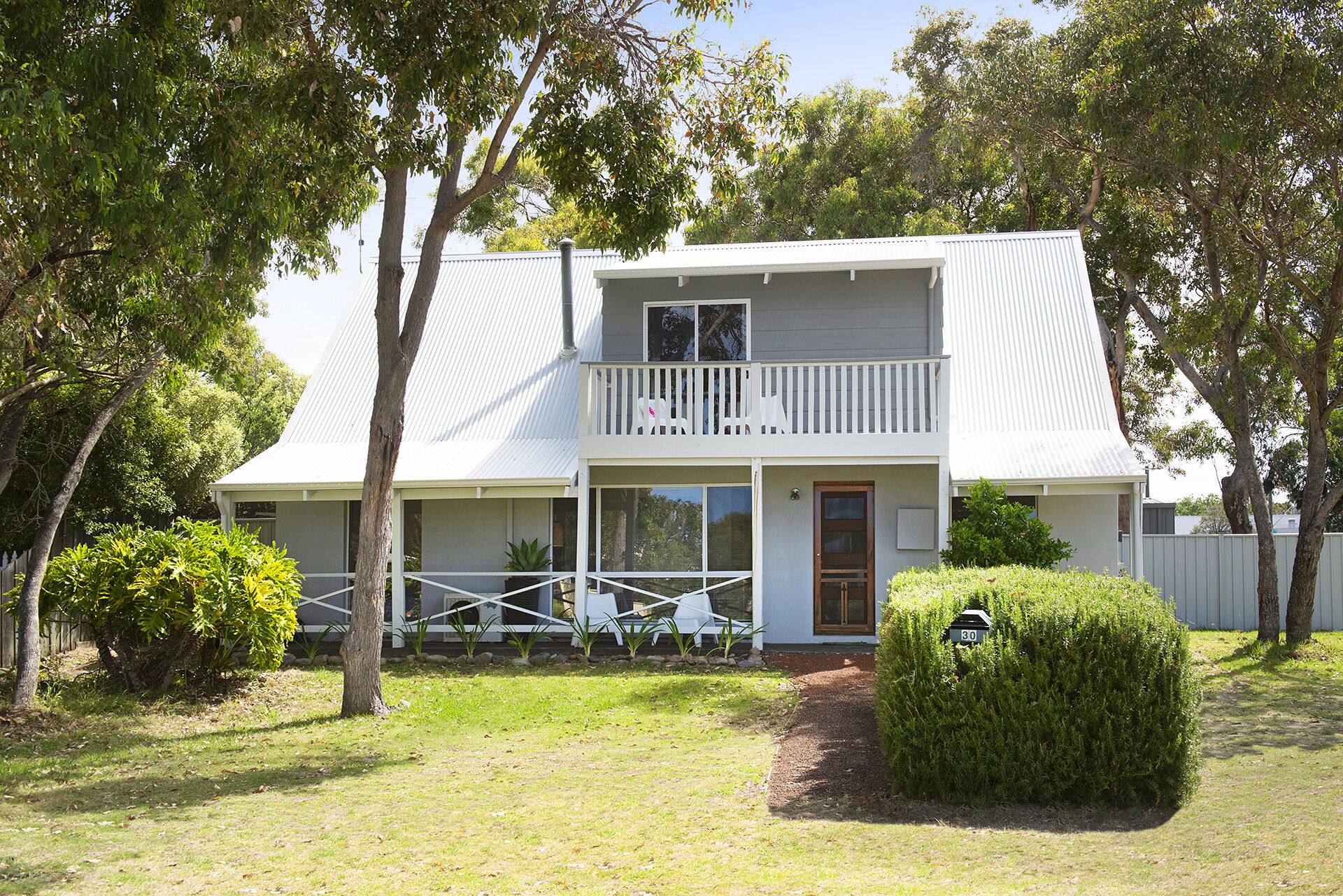 Amazing LOCATION! Only a 2 minute walk to both the beach and heart of town. — image 26