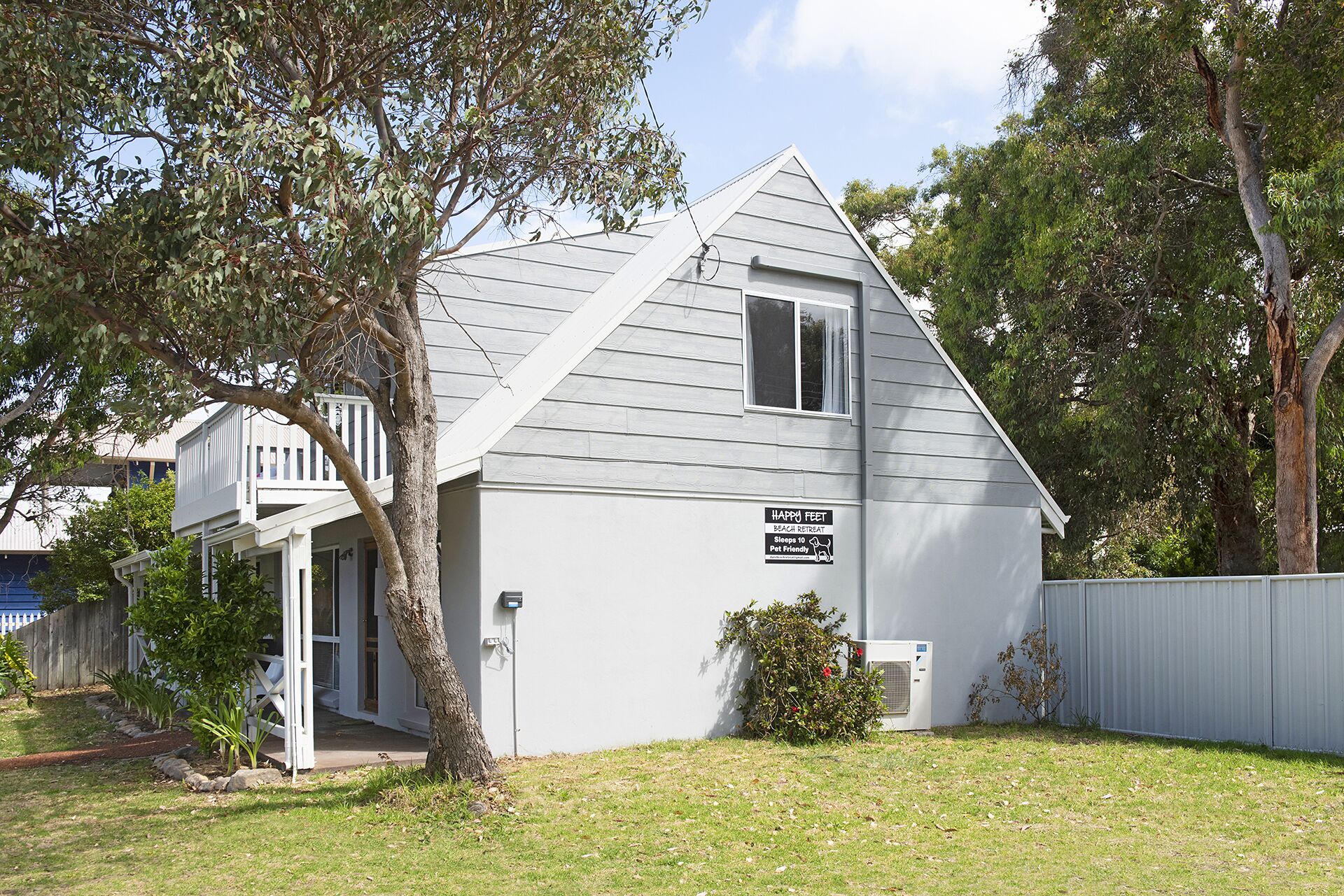 Amazing LOCATION! Only a 2 minute walk to both the beach and heart of town. — image 27