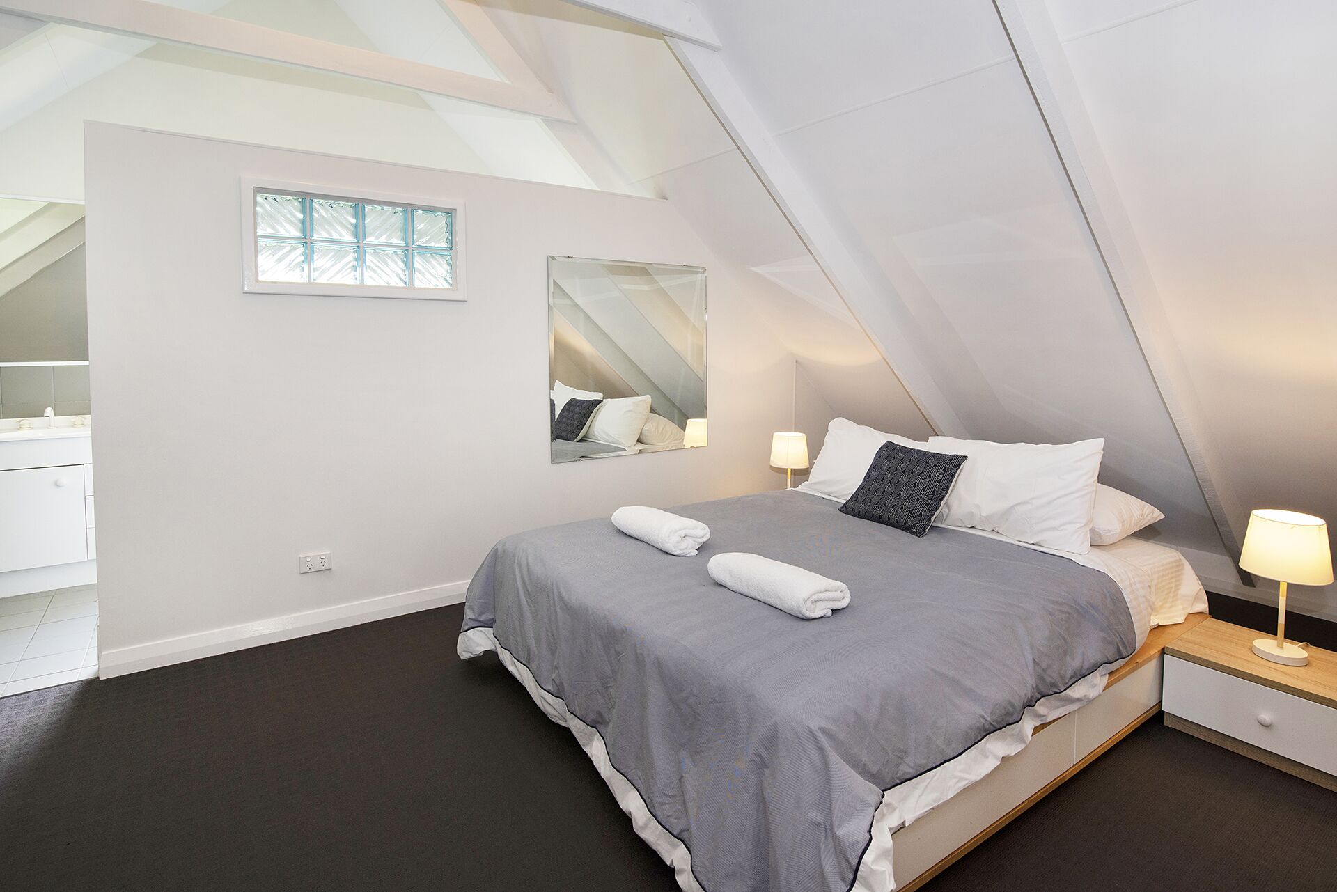 Amazing LOCATION! Only a 2 minute walk to both the beach and heart of town. — image 16