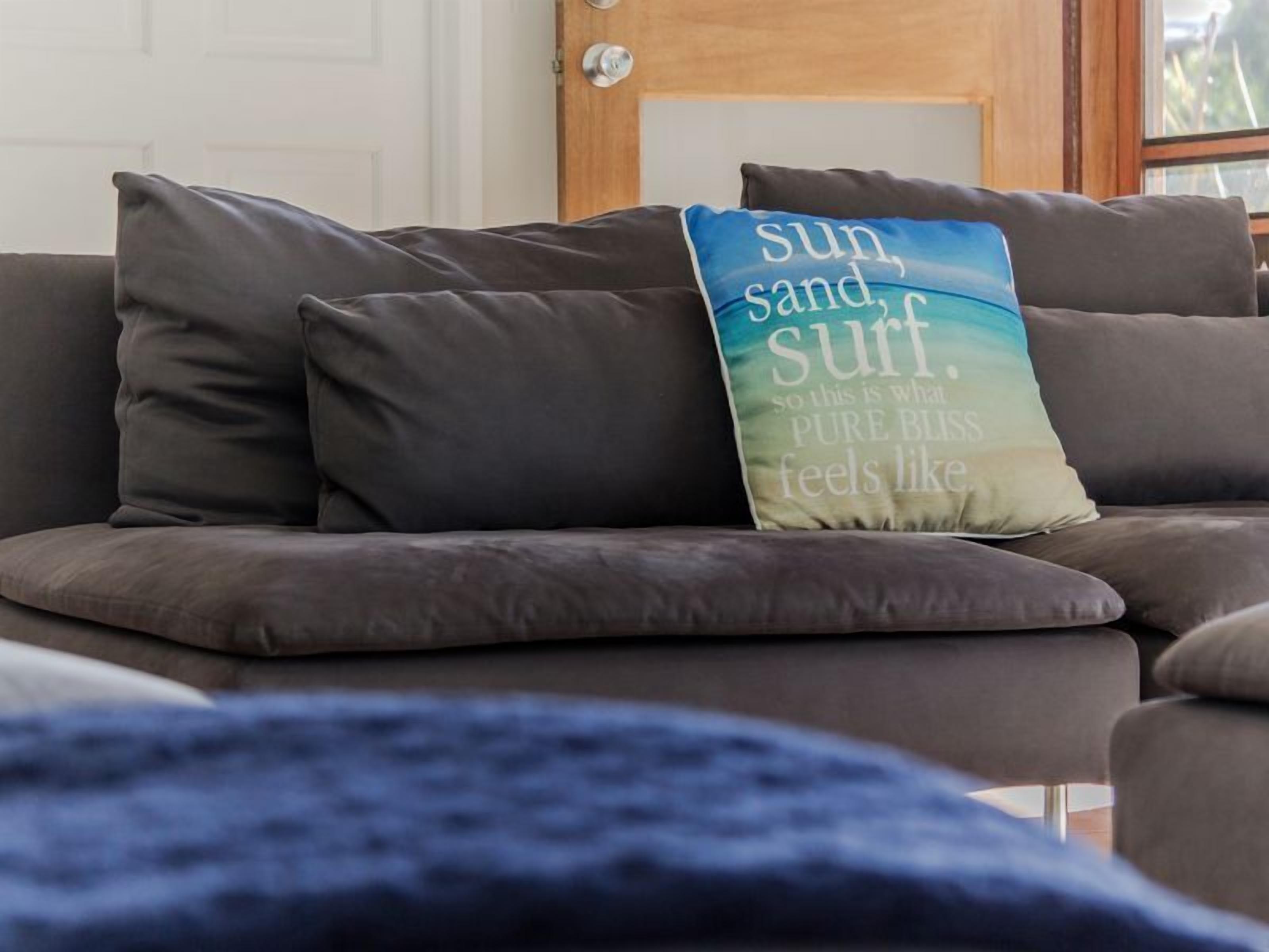 Amazing LOCATION! Only a 2 minute walk to both the beach and heart of town. — image 24