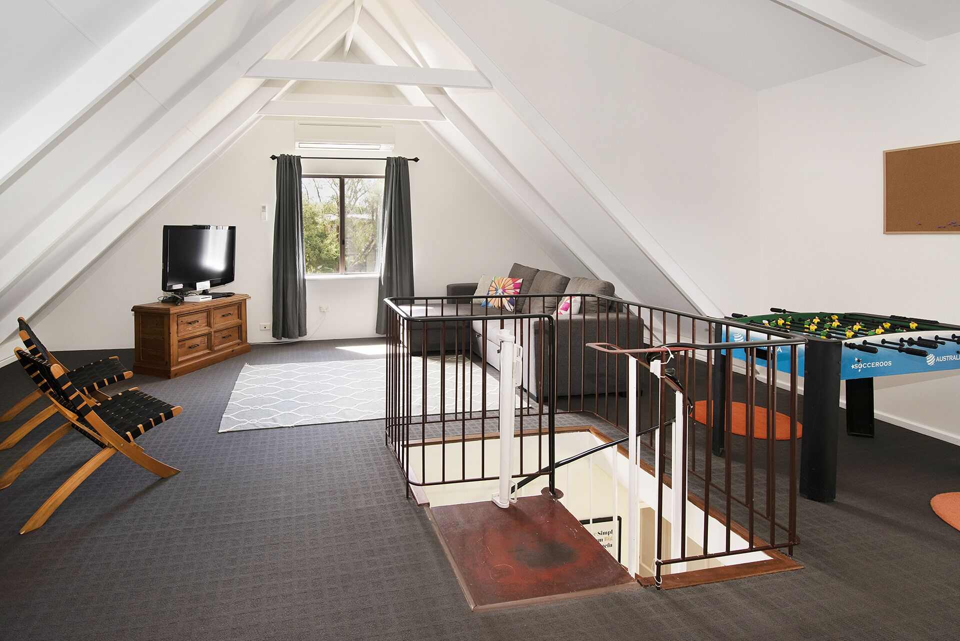 Amazing LOCATION! Only a 2 minute walk to both the beach and heart of town. — image 4