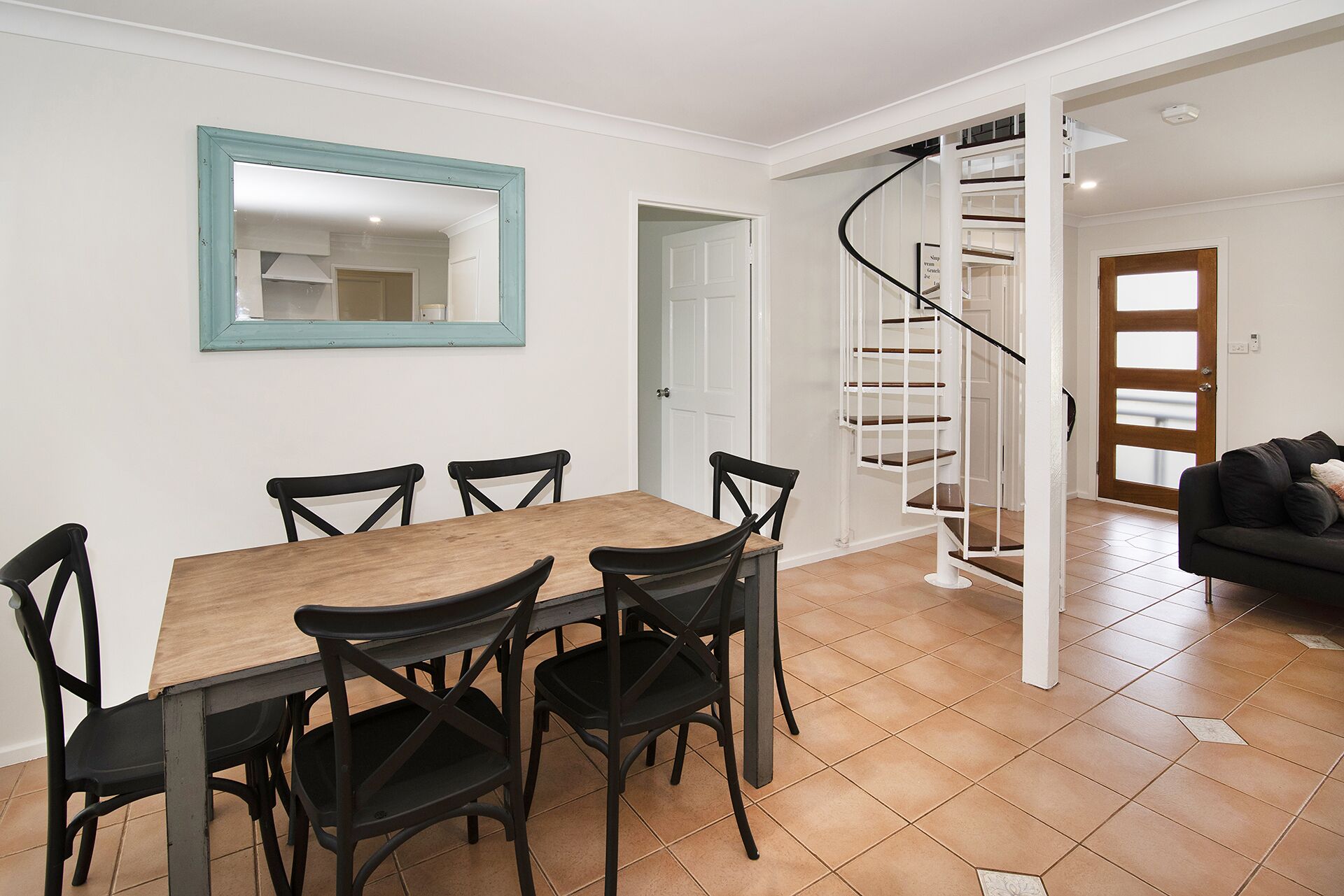 Amazing LOCATION! Only a 2 minute walk to both the beach and heart of town. — image 10