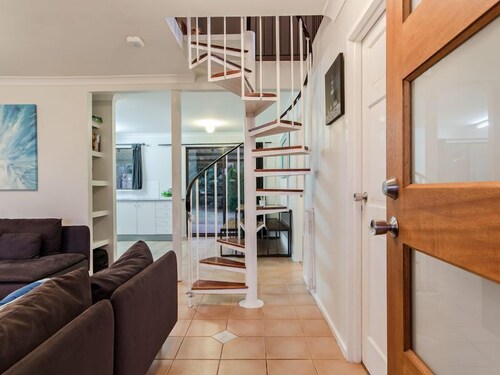 Amazing LOCATION! Only a 2 minute walk to both the beach and heart of town.