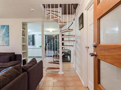 Amazing LOCATION! Only a 2 minute walk to both the beach and heart of town.