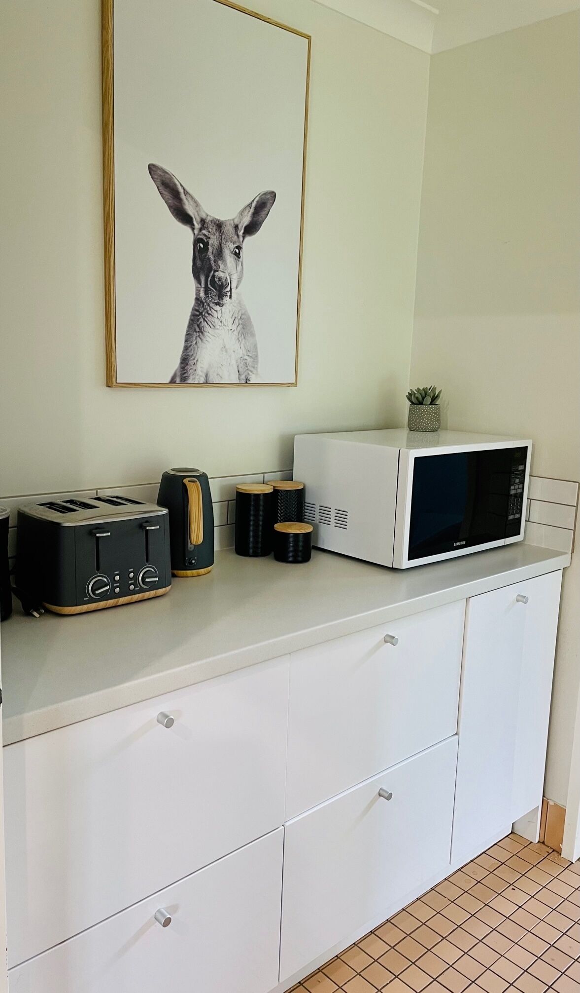 Amazing LOCATION! Only a 2 minute walk to both the beach and heart of town. — image 14