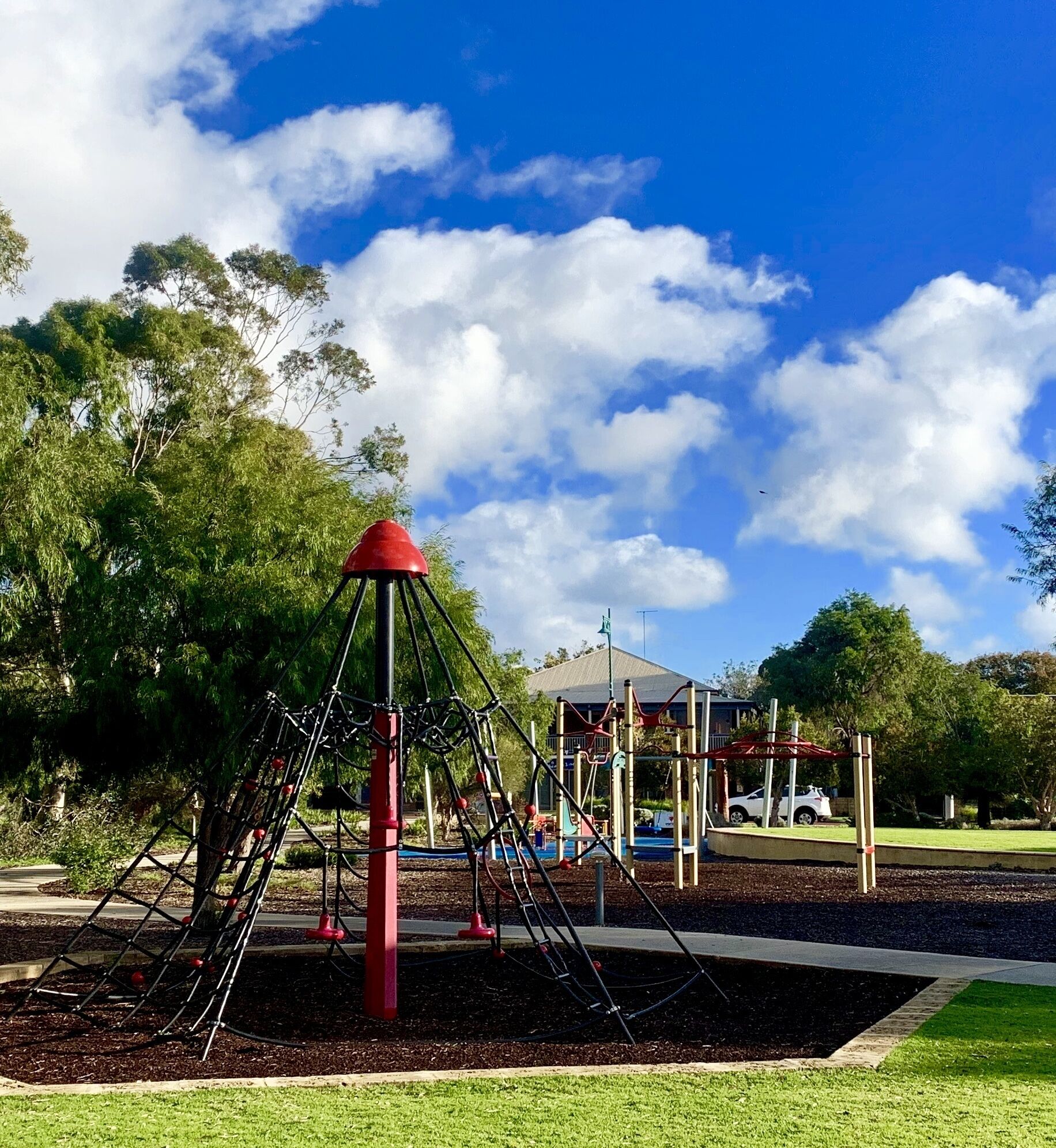 Amazing LOCATION! Only a 2 minute walk to both the beach and heart of town. — image 29