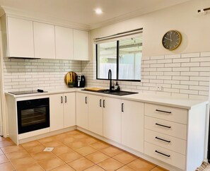 雪櫃、微波爐、焗爐、爐具