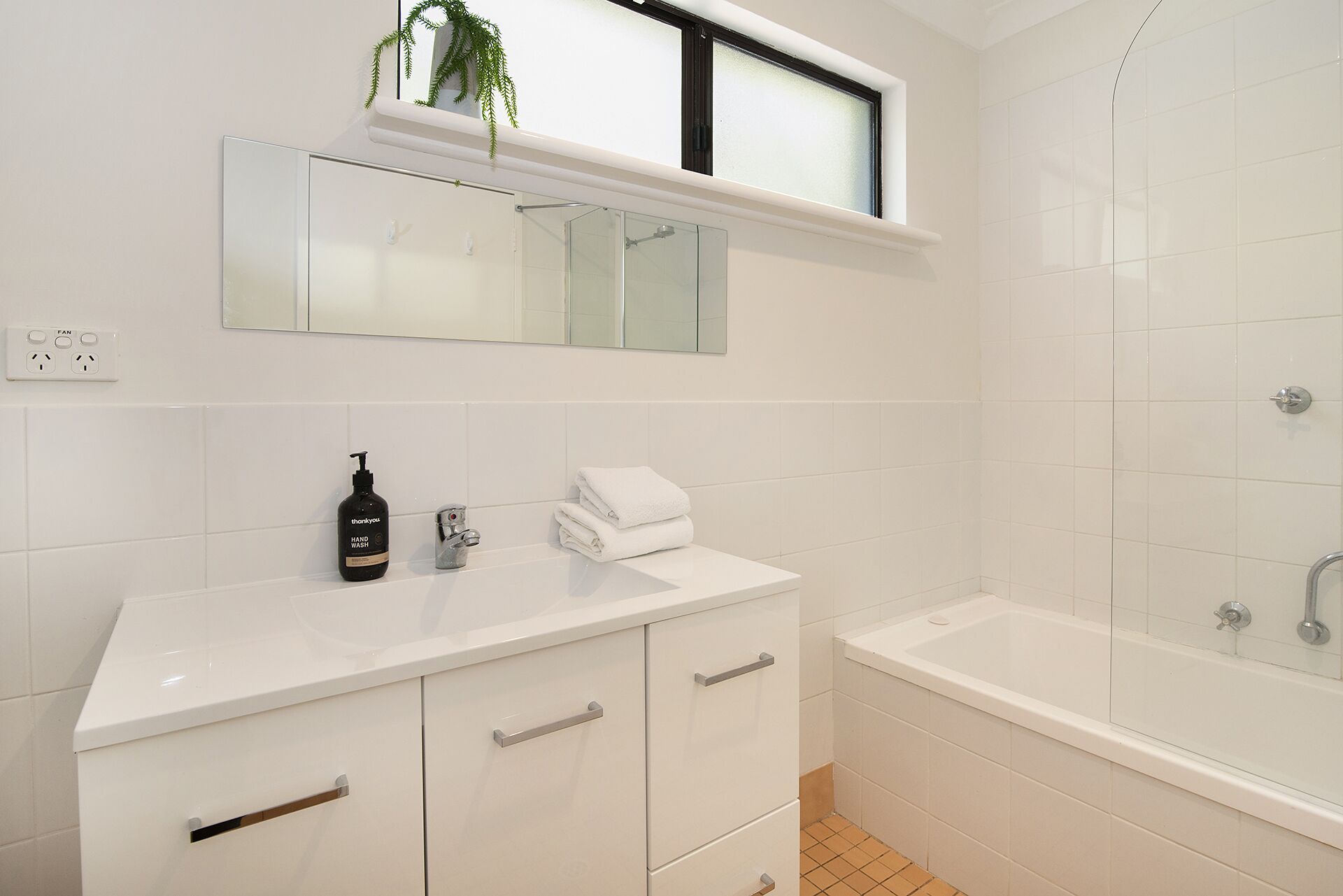 Amazing LOCATION! Only a 2 minute walk to both the beach and heart of town. — image 15