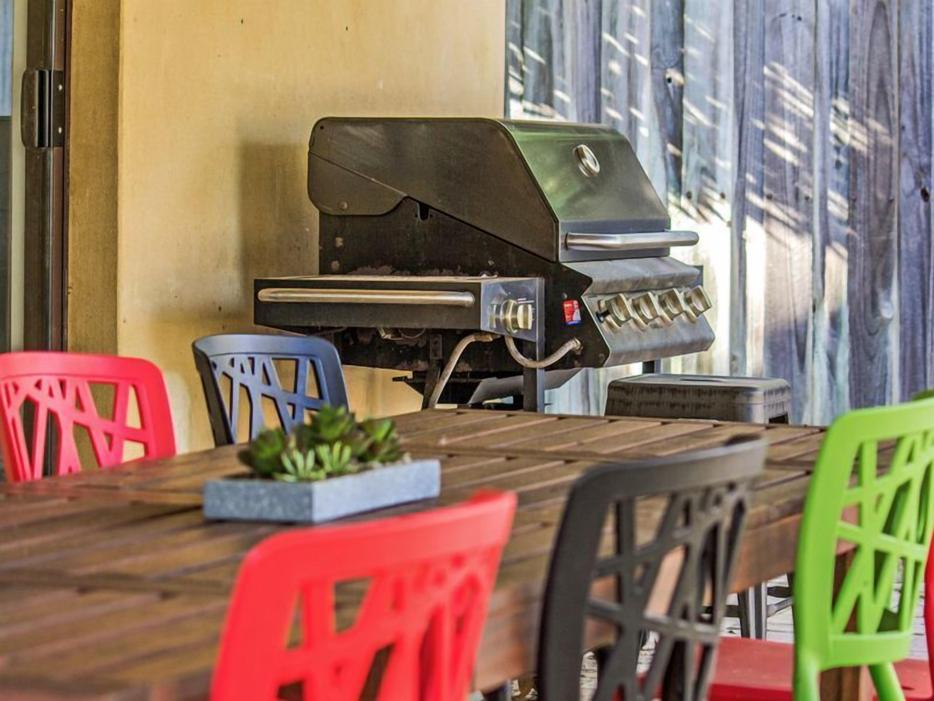 Amazing LOCATION! Only a 2 minute walk to both the beach and heart of town. — image 5