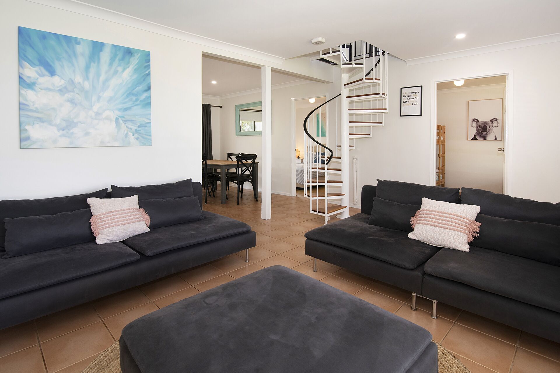 Älytelevisio, videopelejä, DVD-soitin, pöytäjalkapallopöytä