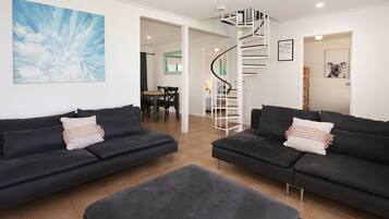 Smart-TV, Videospiele, DVD-Player, TischfuĂball