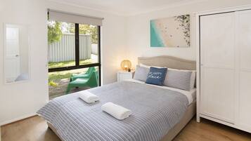 4 Schlafzimmer, Schreibtisch, Bügeleisen/Bügelbrett, Reisekinderbett