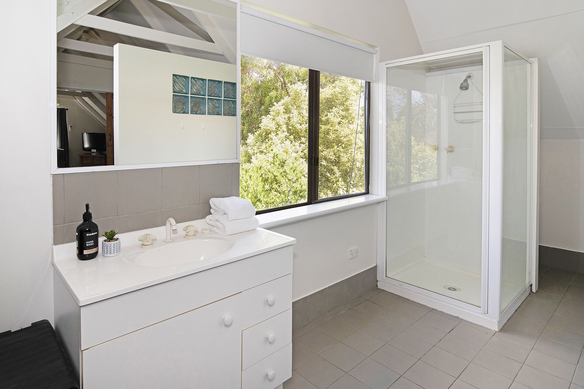 Amazing LOCATION! Only a 2 minute walk to both the beach and heart of town. — image 17