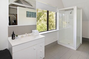 Duschwanne, Handtücher, Seife, Toilettenpapier