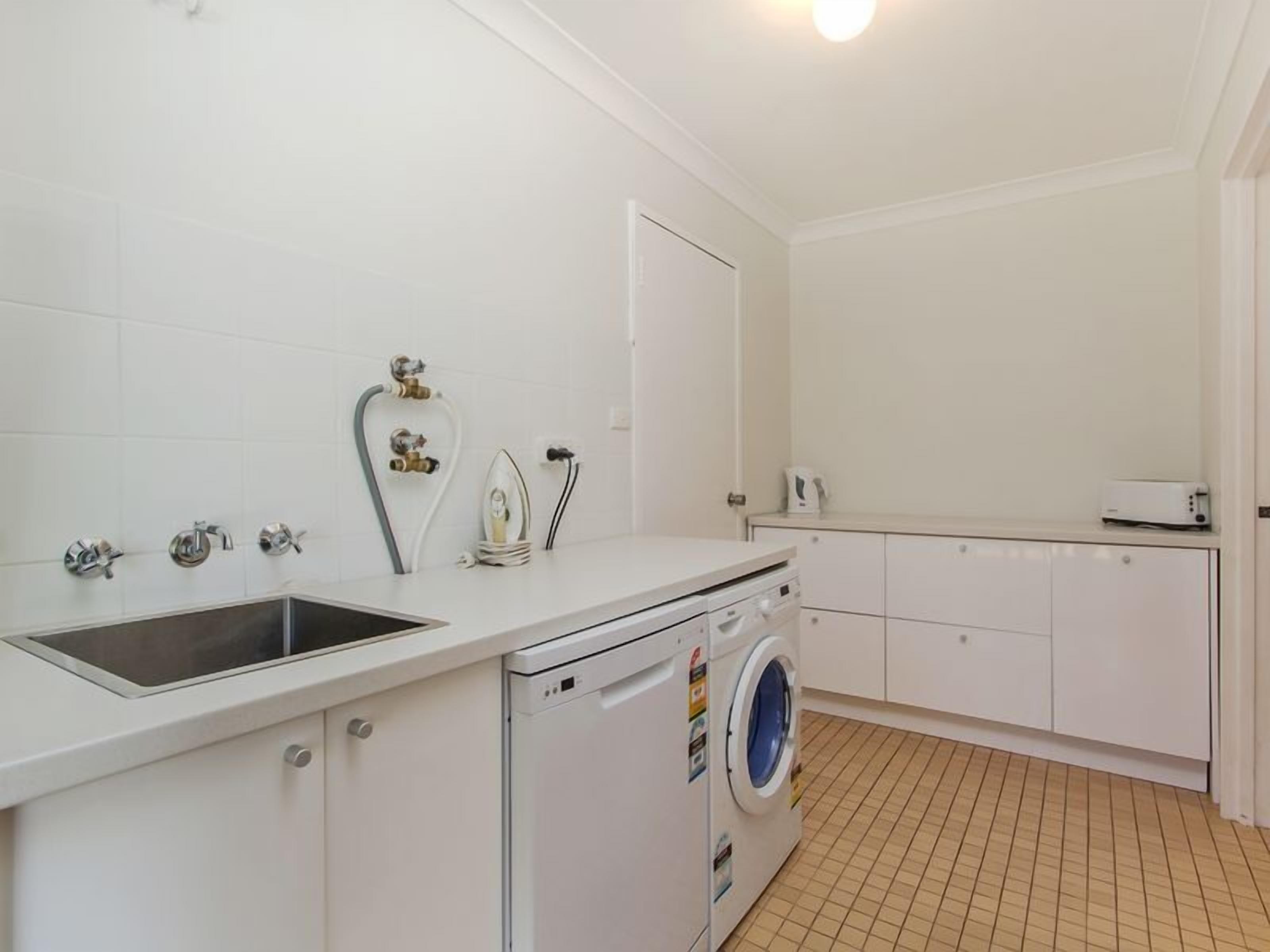 Amazing LOCATION! Only a 2 minute walk to both the beach and heart of town. — image 21