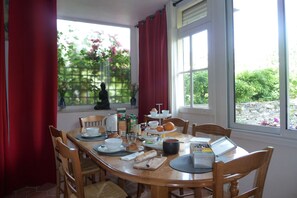 Free daily local cuisine breakfast - Le Petit Quernon (Angers)