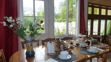 Tägliches inbegriffenes einheimisches Frühstück