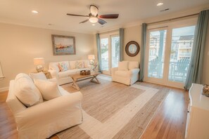 Smart TV, Netflix, DVD player, streaming services