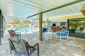 Outdoor dining - Lakeshore: Pool, Outdoor Kitchen, & Garden (Naples)