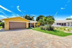 Exterior - Lakeshore: Pool, Outdoor Kitchen, & Garden (Naples)