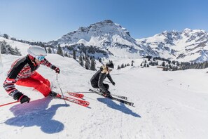 A snowy mountain landscape with skiers. - Top 6 - House Annette (Schröcken)