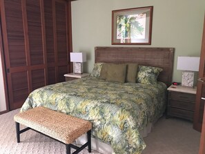 2 chambres, bureau, fer et planche à repasser, lit de bébé portatif