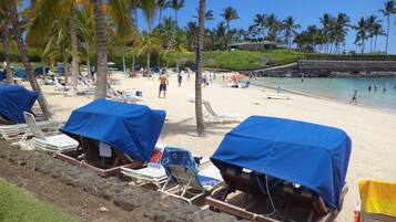 Beach nearby, sun loungers, beach towels