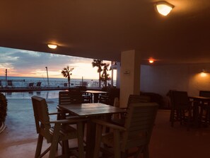 تناول الطعام بالخارج