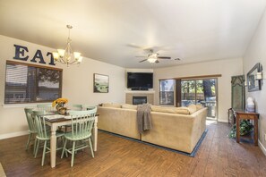 Smart TV, fireplace, DVD player, stereo - Very Comfortable Family Friendly Home In Town W/ Open Layout & 500 MB Internet!  (Flagstaff)