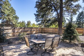 Outdoor dining - Very Comfortable Family Friendly Home In Town W/ Open Layout & 500 MB Internet!  (Flagstaff)
