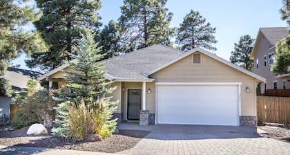 Very Comfortable Family Friendly Home In Town W/ Open Layout & 500 MB Internet!