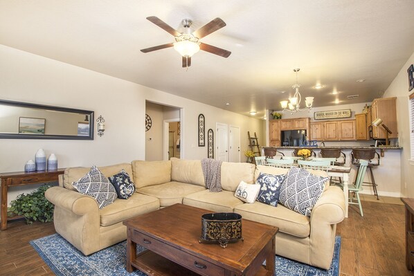 Smart TV, fireplace, DVD player, stereo - Very Comfortable Family Friendly Home In Town W/ Open Layout & 500 MB Internet!  (Flagstaff)