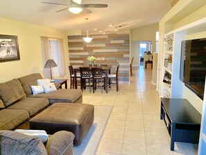 Älytelevisio, takka, DVD-soitin, kirjoja