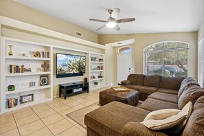 Älytelevisio, takka, DVD-soitin, kirjoja