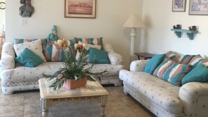A living room with two sofas, a coffee table, and decorative pillows. - Relaxing/cozy home near Petroglyphs (Albuquerque)