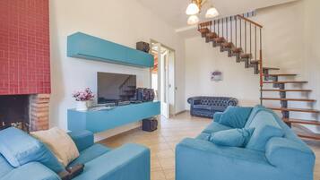 TV, fireplace, stereo