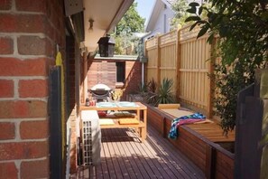 Outdoor dining - Cowes Chapel Beach House (Cowes)