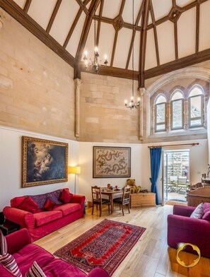 Smart-TV, Videospiele, DVD-Player, Tischfußball