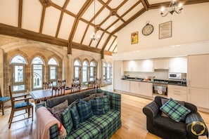 Smart TV, videojuegos, reproductor de DVD, futbolito