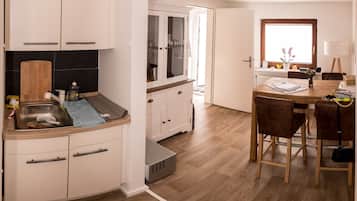 Kühlschrank, Mikrowelle, Herdplatte, Wasserkocher mit Kaffee-/Teezubehör