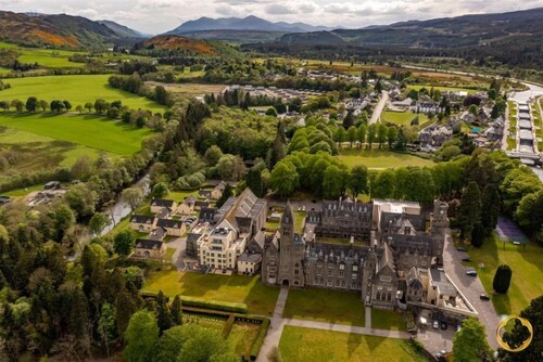 Luxury self catering cottage with swimming pool  in the grounds of a Monastery on Loch Ness